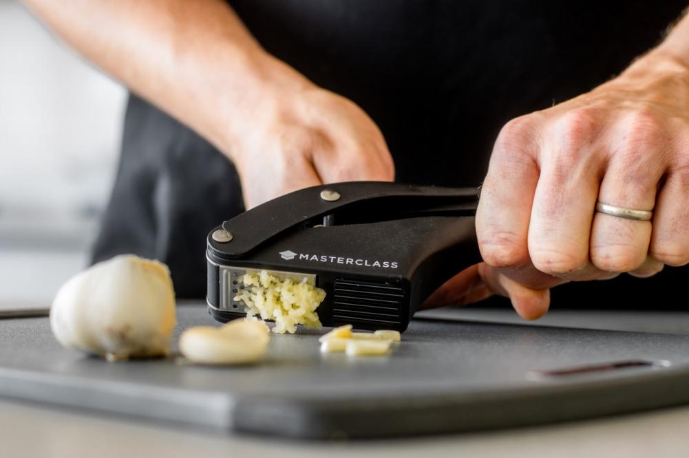 MASTERCLASS GARLIC PRESS/SLICER 20.5X3X7CM, BLACK, ST.ST., Masterclass